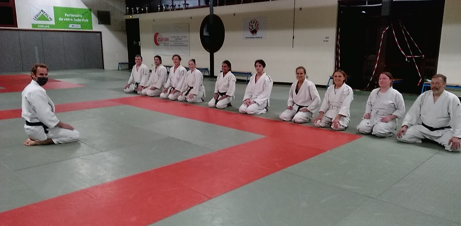 Salut en seiza au début du cours