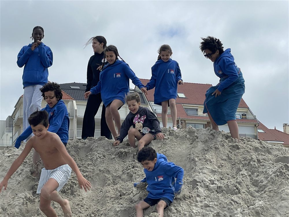 Les jeunes du club sur une dune
