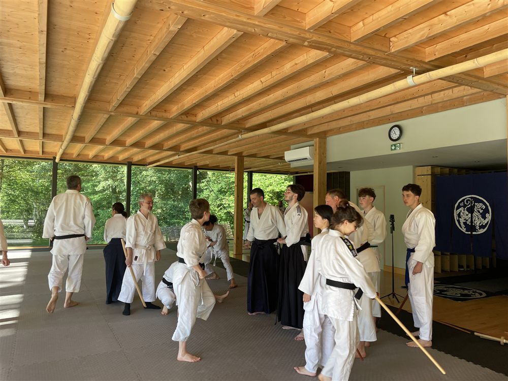 Stage dans un dojo en bois ouvert sur la forêt