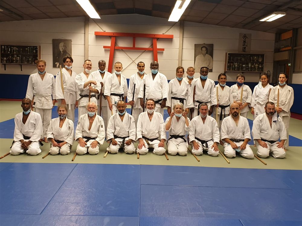 Photo de groupe au Dojo Manouchian