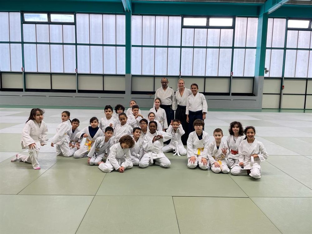 Le groupe enfants assis sur le tatami